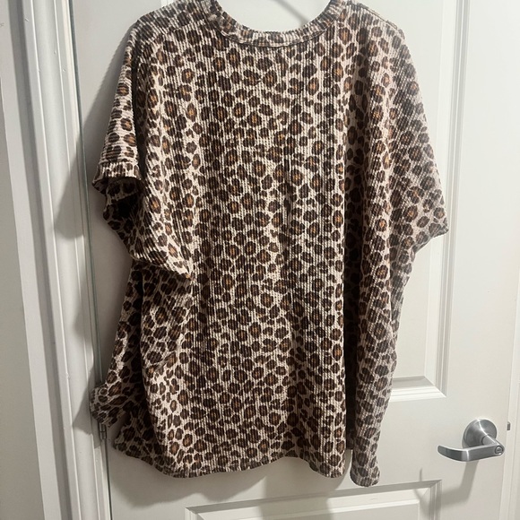 Raised Rib Leopard Print Top - Picture 4 of 4